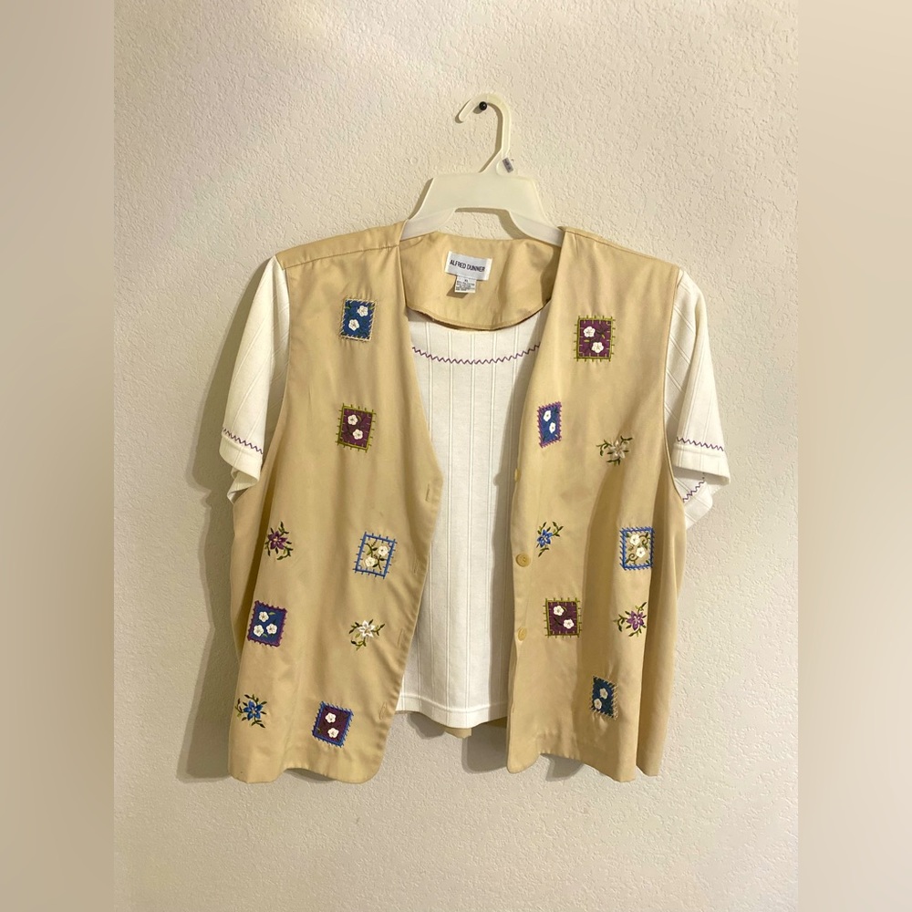 Multicolored Alfred Dunner blouse. Attached white inner blouse. Never worn.